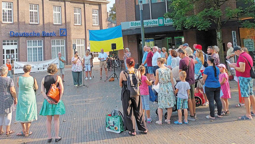 Olga Skypnyk, am Mikrofon, sang bei der Mahnwache am Montag ein bekanntes ukrainisches Lied mit dem Titel »Umarme mich«.  © Foto: Kellner