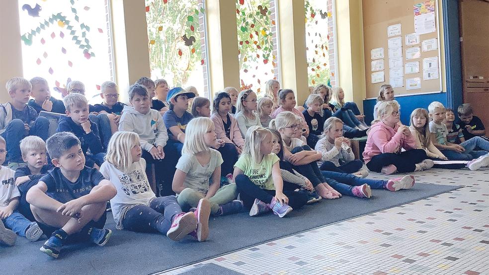 Aufmerksam verfolgen die Grundschüler die Plattdeutsch-Aktionen. Gestern gab es eine »Vorlesestunde«.  © Foto: Grundschule