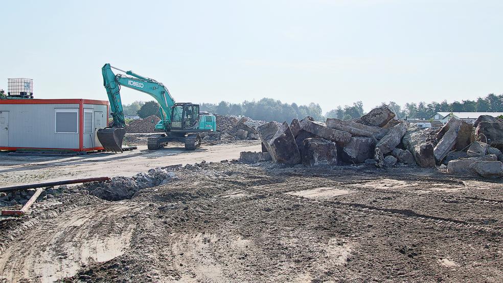 Schutt und Geröll vom Abbruch des Authohauses Giese wird nun schrittweise abgefahren. Bis zum Frühjahr 2024 soll das Areal baureif sein.  © Foto: Assies