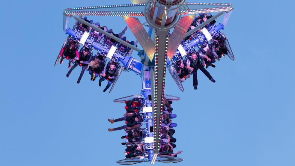 Im Looping-Karussell »Infinity« drehen sich die Gondeln in einer Höhe von bis zu 65 Metern.  © Foto: Hoefnagels & Söhne