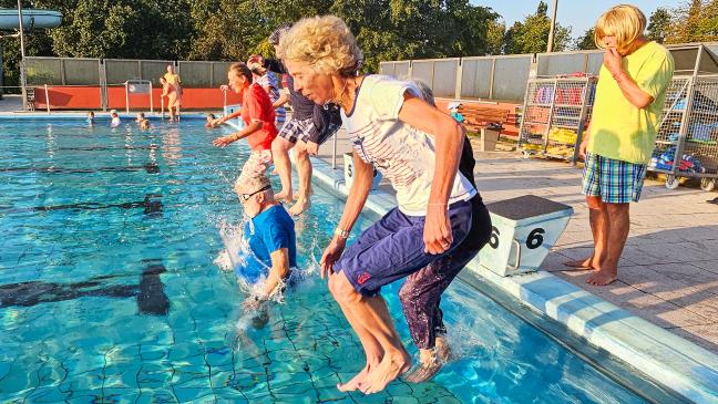 Frühschwimmen im Schlafanzug