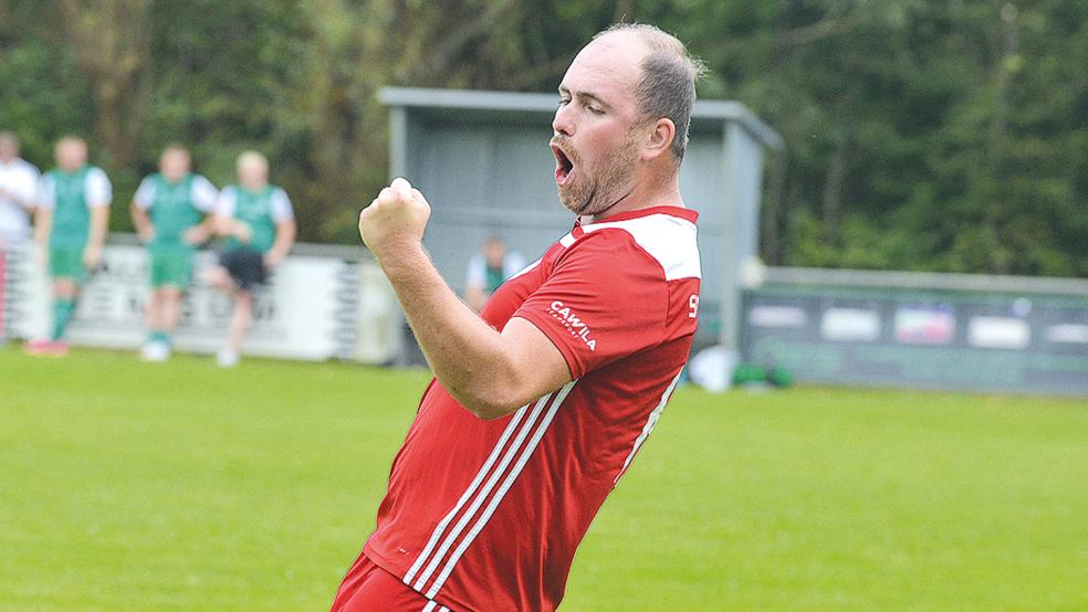 Bekker-Faust: Gerd Bekker bejubelt seinen schönen Treffer zur 1:0-Führung.  © Foto: Born