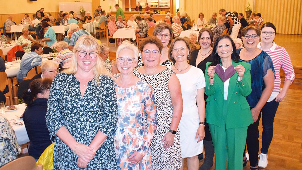 Der Vorstand der Bunder Landfrauen mit Ehrengast Gitta Connemann: (von links) Ellen Nieweg, Maike van Lessen, Marlies Hilbrands, Almuth Hoting, Annegret Steenblock Sarah-Christina Hummelsiep, Anja Aeissen und Marie-Christine de Boer. Es fehlt Gesa Sonnenberg.  © Foto: Himstedt