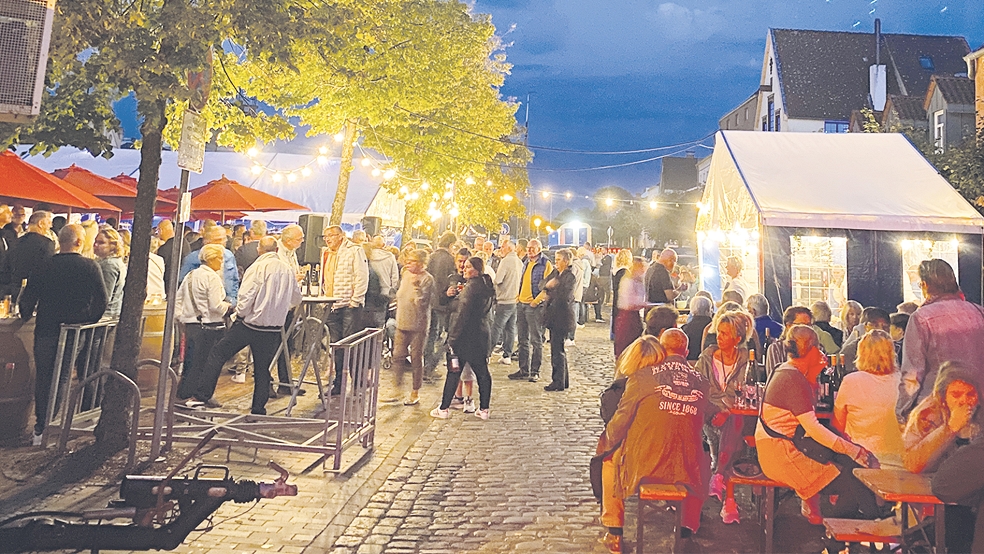 Der mit Hunderten Besuchern gefüllte Hafenplatz zeigte erneut die große Beliebtheit des Weinfestes am Hafen in Weener.  © Fotos: Kuper