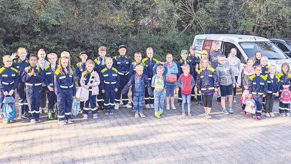 Mitglieder der Kinderfeuerwehren Weener und Stapelmoor-Diele-Vellage, die an der Prüfung zum »Brandfloh«- Abzeichen teilnahmen.  © Foto: Rand (Feuerwehr)