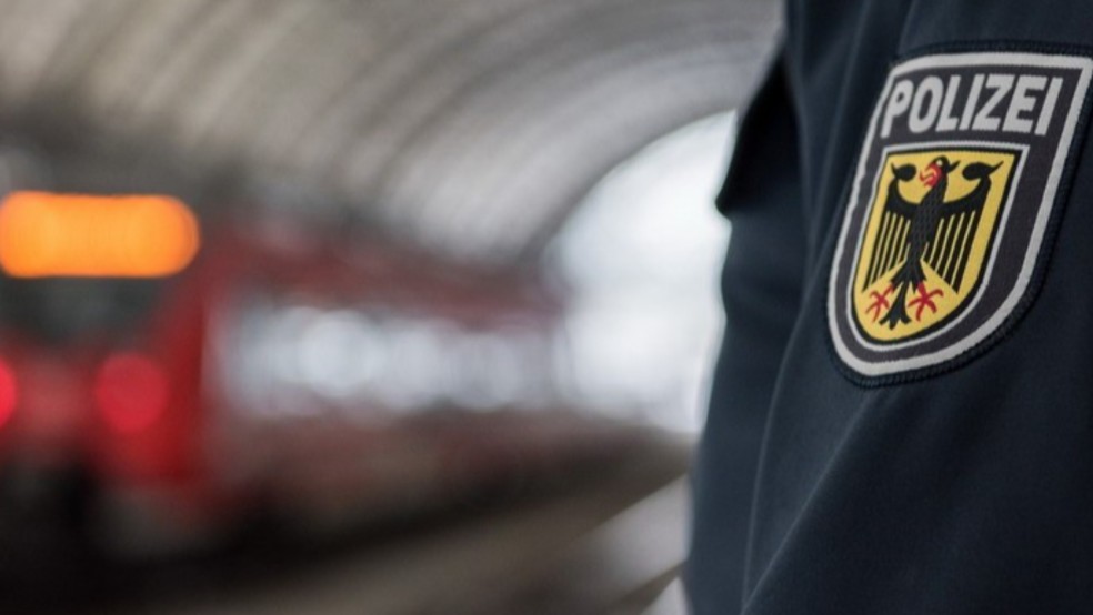 Am Emder Bahnhof stieß die Bundespolizei auf einen 35-Jährigen, der gleich mit zwei Haftbefehlen gesucht wurde. © Bundespolizei