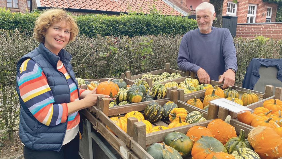 Mit Zierkürbissen deckte sich Julia Leiditz aus Brüssel bei Johann Glazenburg aus Drieborg ein.  © Fotos: Kuper