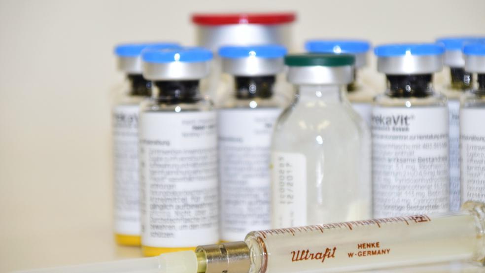 Ampullen (Beispielbild) mit einem Schmerzmittel, das bei falscher Anwendung tödlich wirken kann, sind vermutlich zwischen Leer und Ihrhove verloren gegangen. © pixabay (Beispielbild)