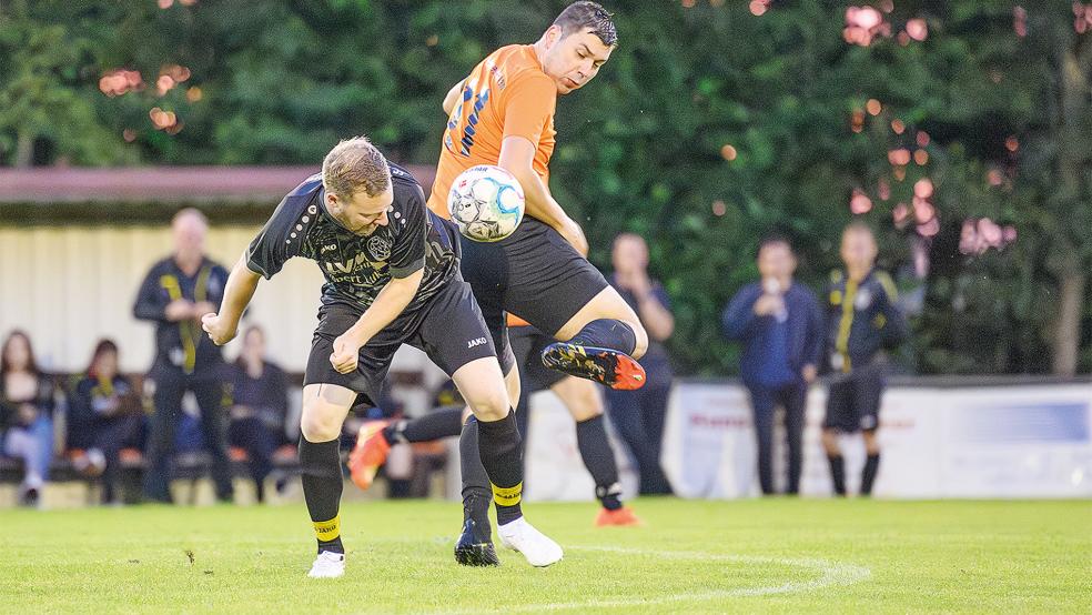 Dennis Klock (rechts) war an zwei der drei Tore des SV Wymeer-Boen gegen Stern Völlenerfehn beteiligt.  © Foto: Bruins