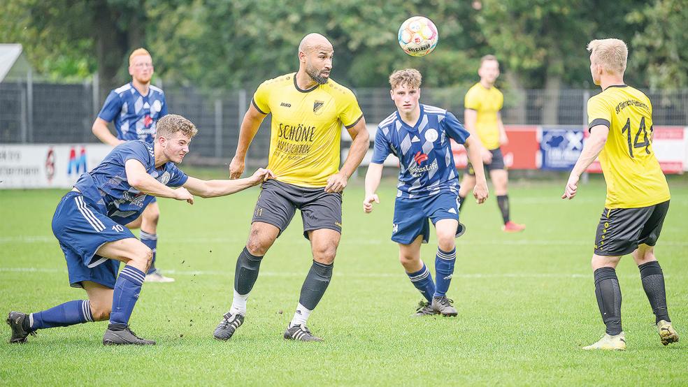 Die Möhlenwarfer um Luka Holtkamp (links) hatten auch Nüttermoors Spielmacher Mesut Sürer im Griff.  © Foto: Bruins