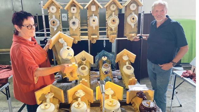 Buntes aus Wolle und alte Teekannen