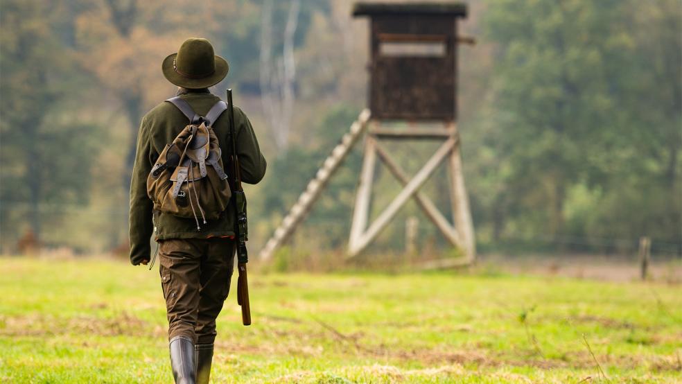 Eine Jägerin mit ihrer Bockbüchsflinte auf dem Weg zu einem Hochsitz.  © Symbolfoto: dpa