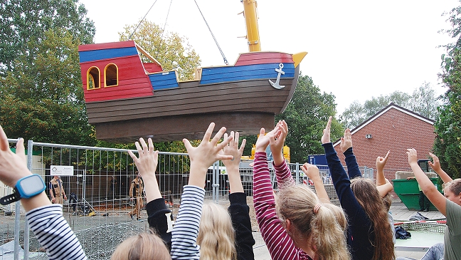 Schulkinder in Holthusen begrüßen ihr Piratenschiff