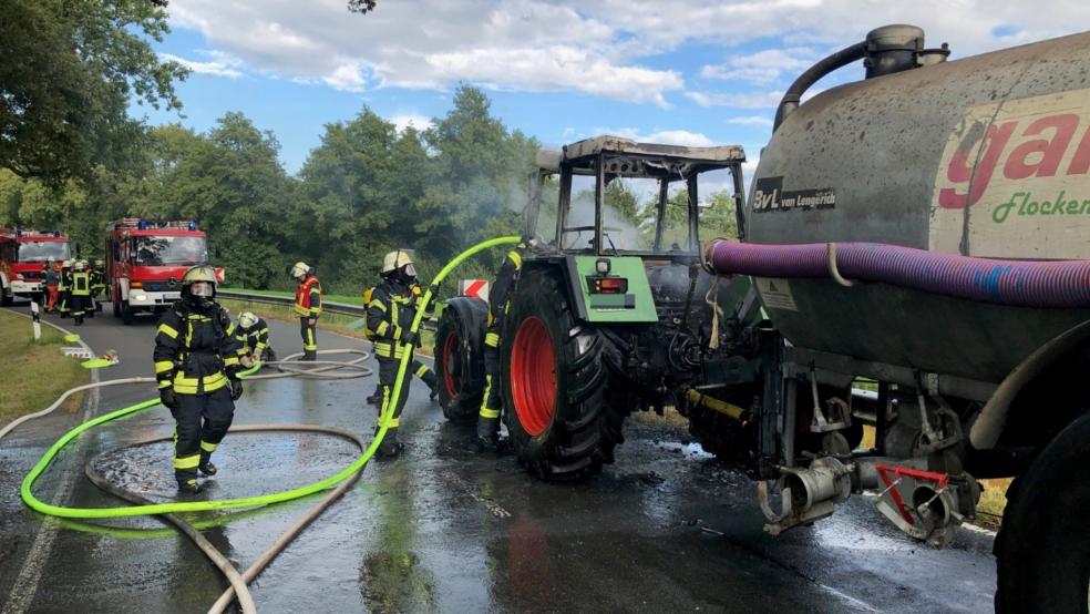 Unter Atemschutz löschten Einsatzkräfte der Feuerwehr Westrhauderfehn den Treckerbrand.  © C. Ammermann