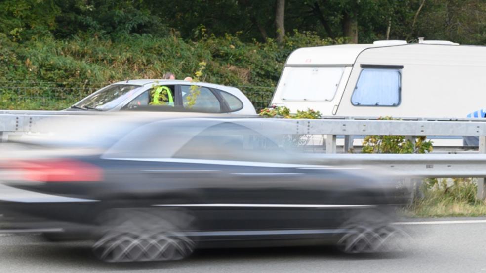 Nach einem Unfall auf der Autobahn 31, hier ein Symbolfoto, sucht die Polizei jetzt nach der Fahrerin eines roten Opels, die nach dem Zusammenstoß mit einem anderen Auto einfach weiterfuhr. © Archiv
