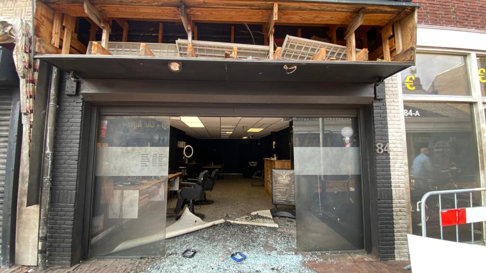 Der Barbershop „Five Stars“ in Winschoten war heute um etwa 2 Uhr morgens das Ziel eines Bombenanschlags, dem zweiten innerhalb von 70 Stunden in der Rosenstadt.  © Kuper