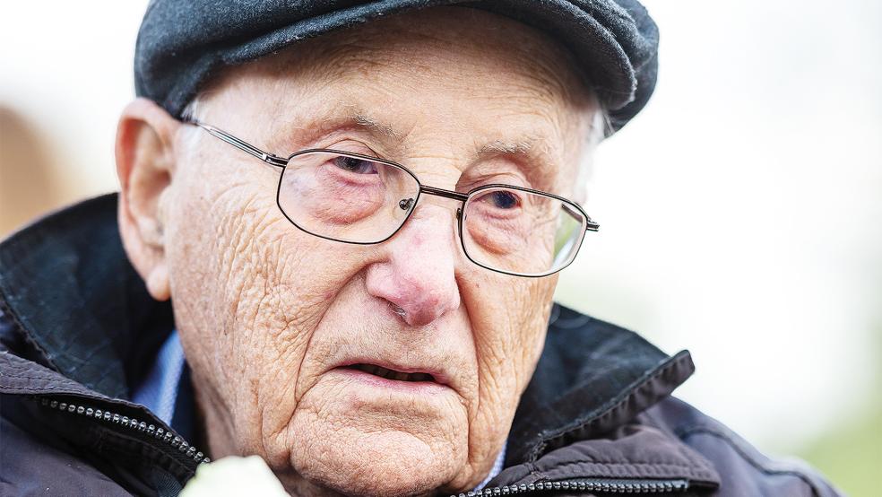 Albrecht Weinberg beim Gedenken auf dem ehemaligen Gelände des Konzentrationslagers Bergen-Belsen in 2019.  © Foto: Schulze/dpa