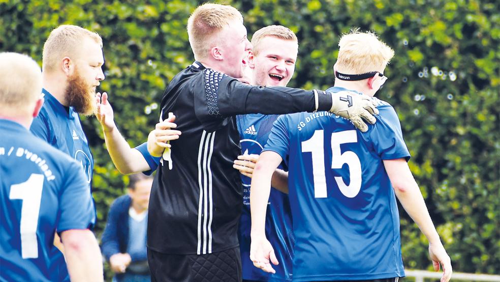 In Ditzumerverlaat erzielten die beiden Heimkeeper Patrick Smeenge (schwarzes Trikot) und Gerko Meyer jeweils ein Tor. Insgesamt zappelte der Ball in beiden Partien 22-mal im Netz.  © Fotos: privat/
