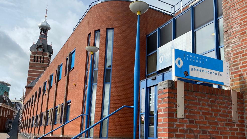 Auch im Rathaus der Stadt Winschoten sorgen die drei Anschläge innerhalb kurzer Zeit für Unruhe bei Bürgermeisterin Cora-Yfka Sikkema und anderen Politikern. © Kuper