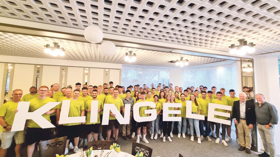 Aus ganz Deutschland kamen die Auszubildenden der Klingele-Gruppe, um sich in der Papierfabrik in Weener über die Produktion von Wellpappenrohpapieren zu informieren. Rechts: Thilo-Hubertus Kuhl (Geschäftsführer) und Thomas Wischeropp (Technischer Leiter).  © Foto: Klingele