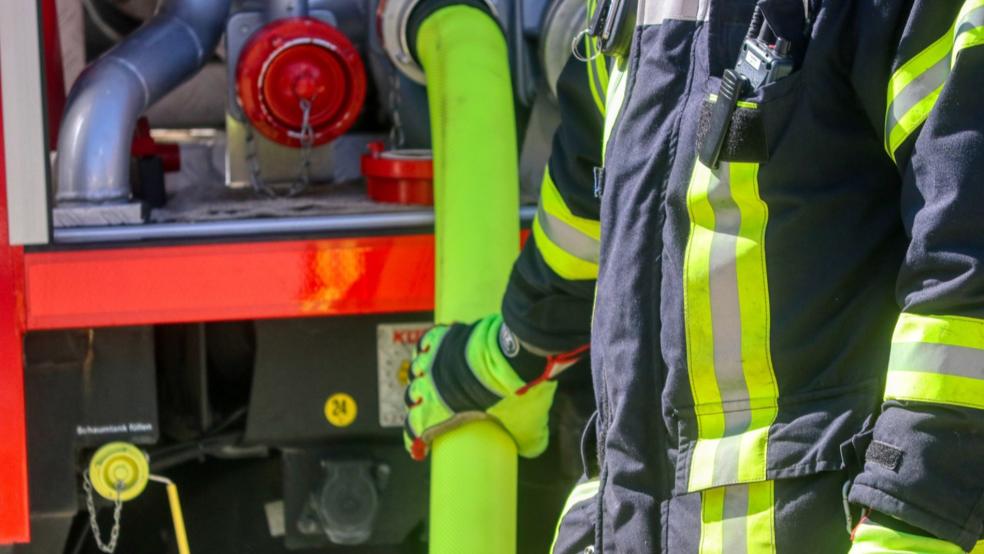 Auch ein Feuerwehrmann zog sich leichte Verletzungen zu. © Pixabay (Symbolfoto)