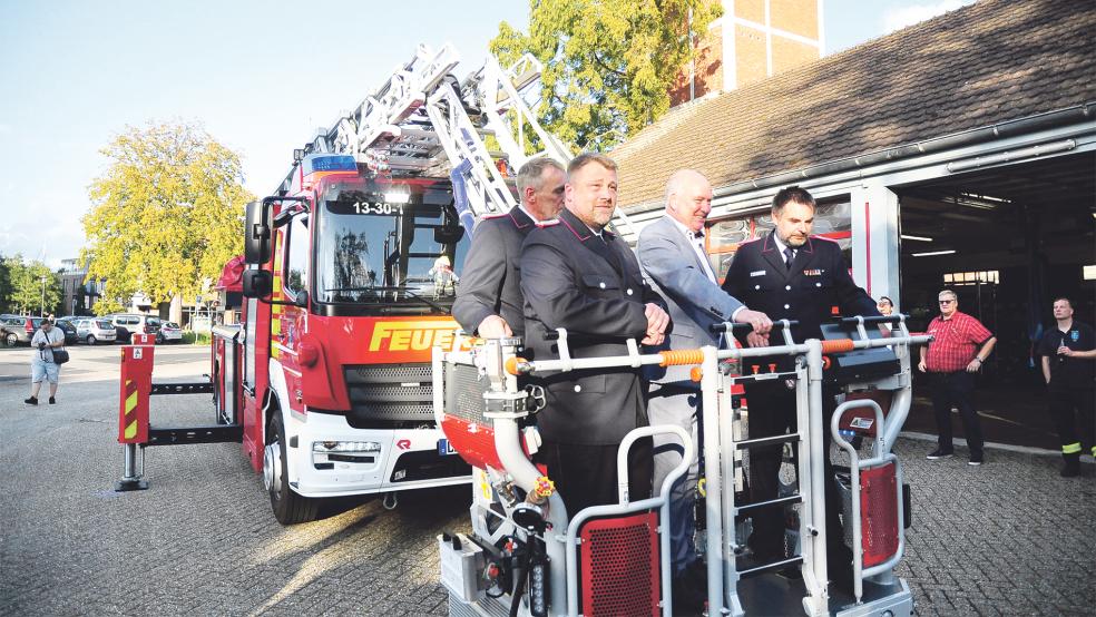 Bürgermeister Claus-Peter Horst (im grauen Anzug) konnte die neue Drehleiter an die Feuerwehr übergeben.  © Foto: Wolters