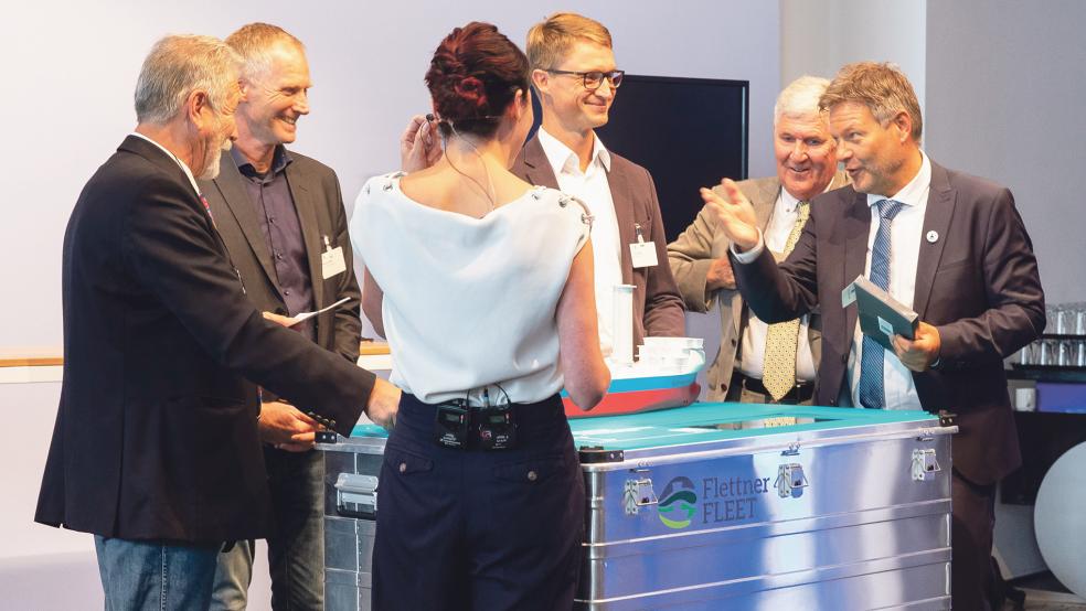 Ralf Oltmanns, Professor Kapitän Michael Vahs (von links), Moderatorin Lisa Ringen-Jacobs, Sören Berg, Rörd Braren, Dr. Robert Habeck bei der Präsentation des Projektes.  © Foto: Mariko GmbH