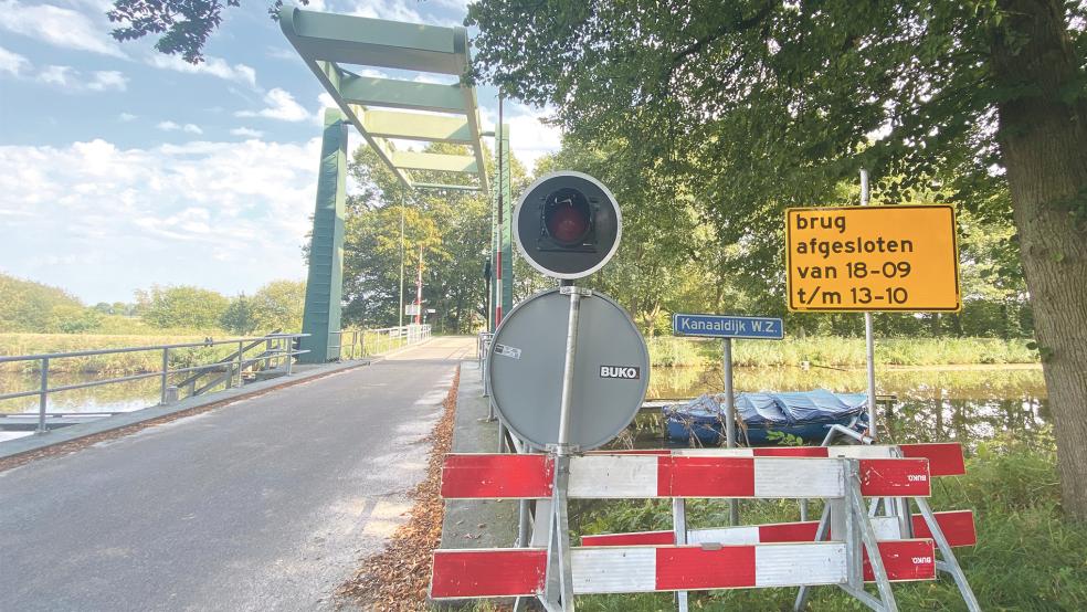 Während der Sperrung der Brücke über den Tijdenskanal führt eine Umleitung von Wymeer über den unbefestigten Weg entlang des Kanals und den Kerkweg zum Hoofdweg.  © Foto: Kuper