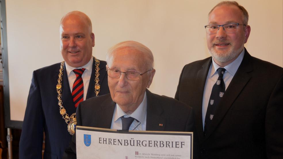Er ist der achte Ehrenbürger, den die Stadt Leer auf diese Weise würdigt: Bürgermeister Claus-Peter Horst (links) und der Ratsvorsitzende Hauke Sattler überreichten dem Auschwitz-Überlebenden Albrecht Weinberg gestern den Ehrenbürgerbrief. © Ammermann