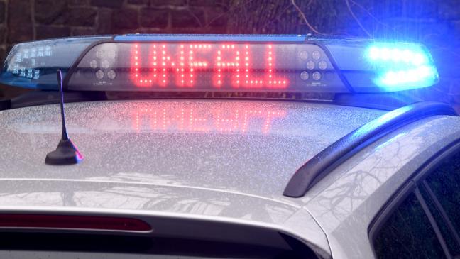 Autos stoßen auf Autobahn zusammen