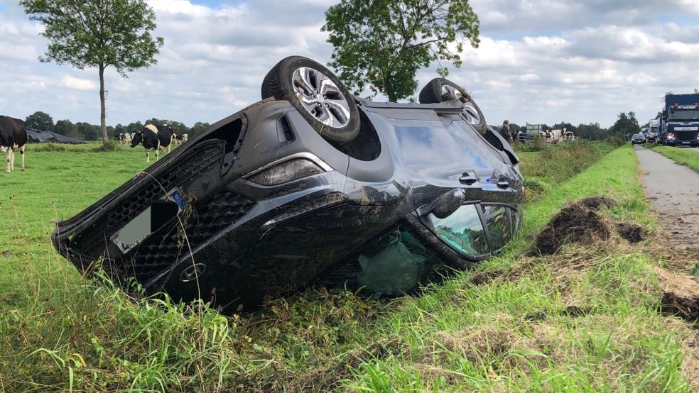 Das Auto blieb auf dem Dach liegen. © Foto: Carsten Ammermann