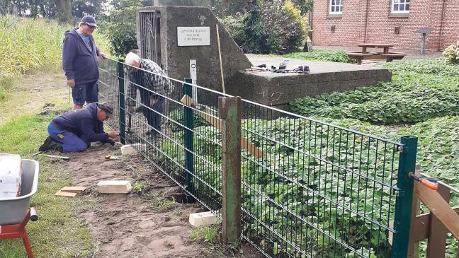 Neuer Zaun am Bunker-Eingang