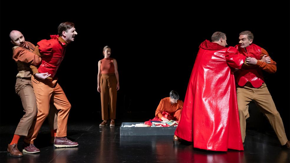 Bei »Hamlet«, einer modernen Inszenierung der Landesbühne, ging es auf der Bühne mitunter auch turbulent zu.  © Foto: Landesbühne