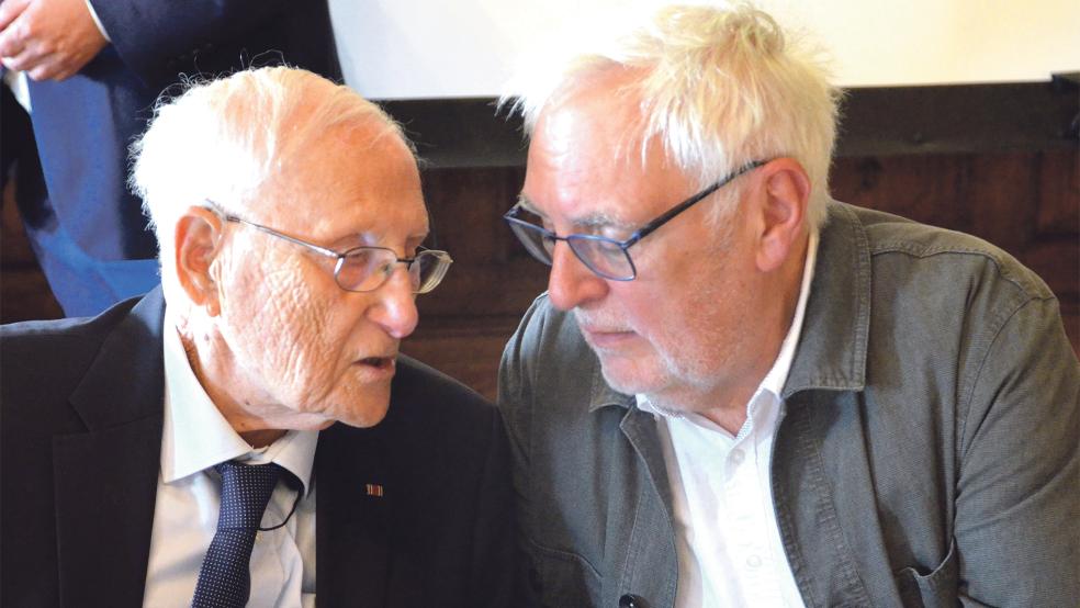 Der stellvertretende Bürgermeister Bruno Schachner (rechts) im Gespräch mit Albrecht Weinberg. Schachner hielt die Laudatio auf den neuen Ehrenbürger der Stadt Leer. © Ammermann