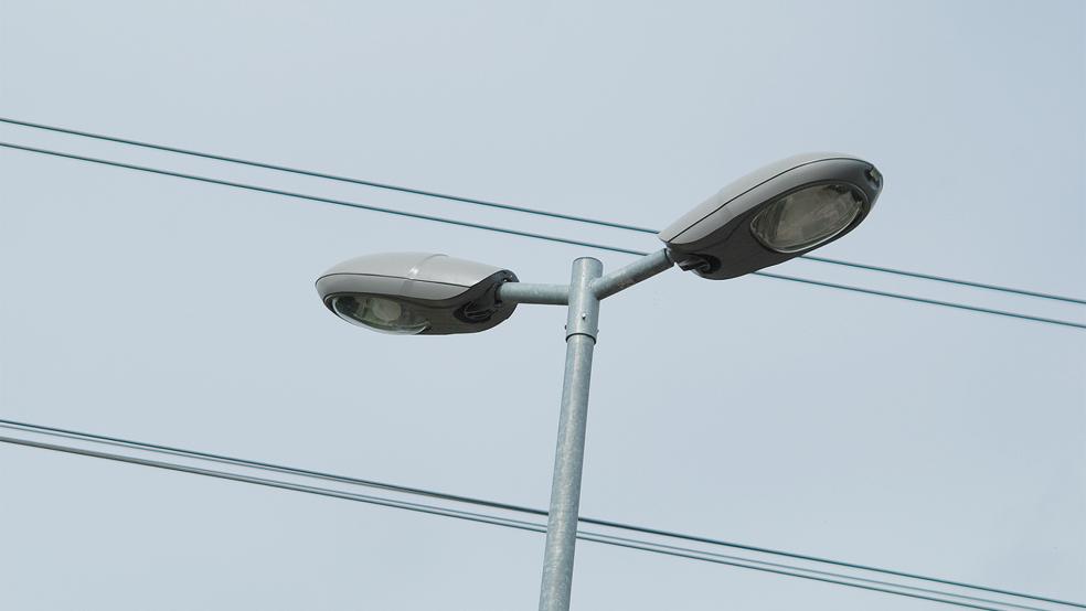 Am Kreisel in Stapelmoor brennen die Straßenlampen die ganze Nacht über.  © Foto: Hoegen