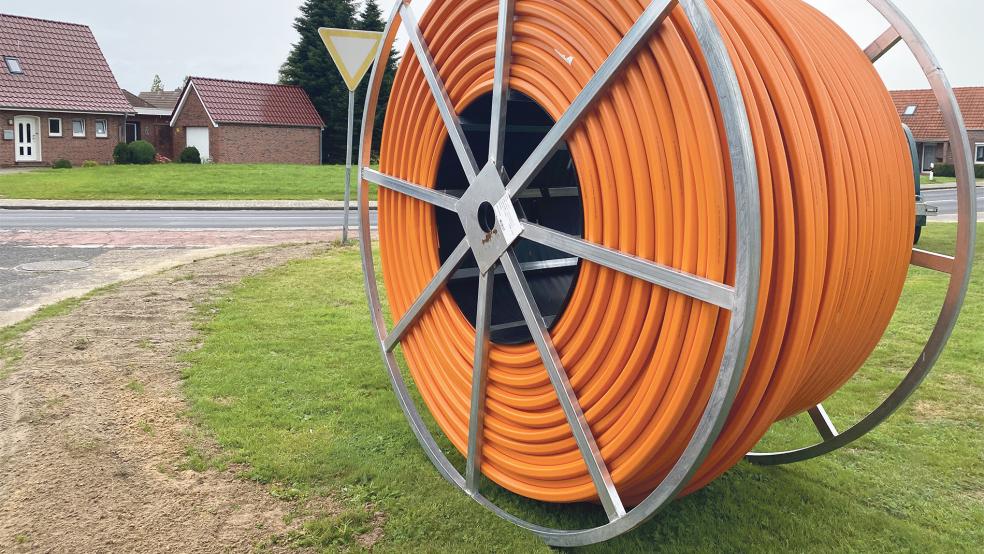 Eine Rolle Glasfaser-Kabel an der Straße Zur Heide/Ecke Schulstiege in Holthusen. Nachdem die Verlegefirmen zuletzt ordentlich Tempo gemacht hatten, geraten nun einige Arbeiten ins Stocken.  © Foto: Hanken