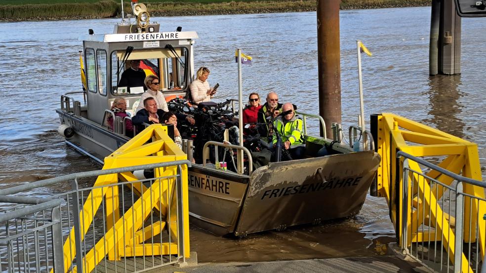 Am Ems-Anleger bei der Schleuse in Weener wird die Friesenfähre erst ab April 2024 wieder zu Fahrten nach Mitling-Mark starten. © Szyska