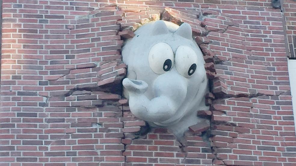 Ein übergroßer Ottifant ziert auch die Fassade des »Otto Huus« in Emden.  © Foto: Hanken
