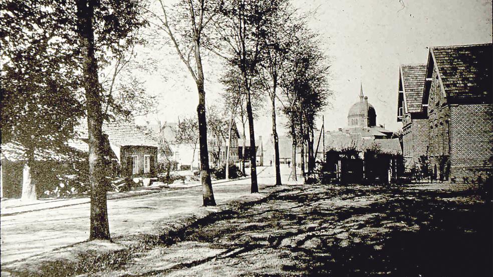 Dieses historische Foto zeigt den Blick von der Wilhelmstraße, das ist die heutige Friesenstraße, auf den prächtigen Kuppelbau der jüdischen Synagoge.  © Foto: Stadtarchiv Leer