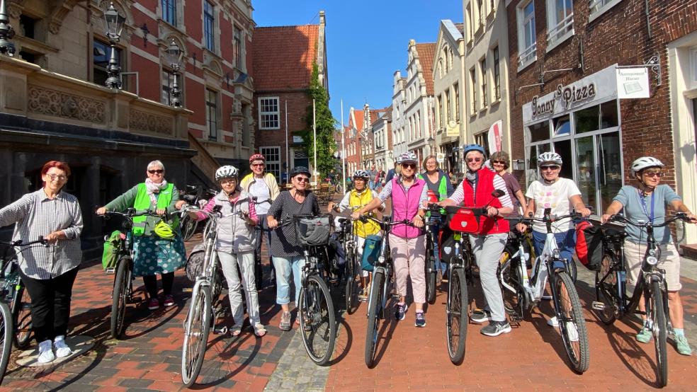 Die Teilnehmerinnen der Aktionsgemeinschaft Froolüü/frauenORT beim Start zu einer Stadtradel-Tour. © Stadt Leer