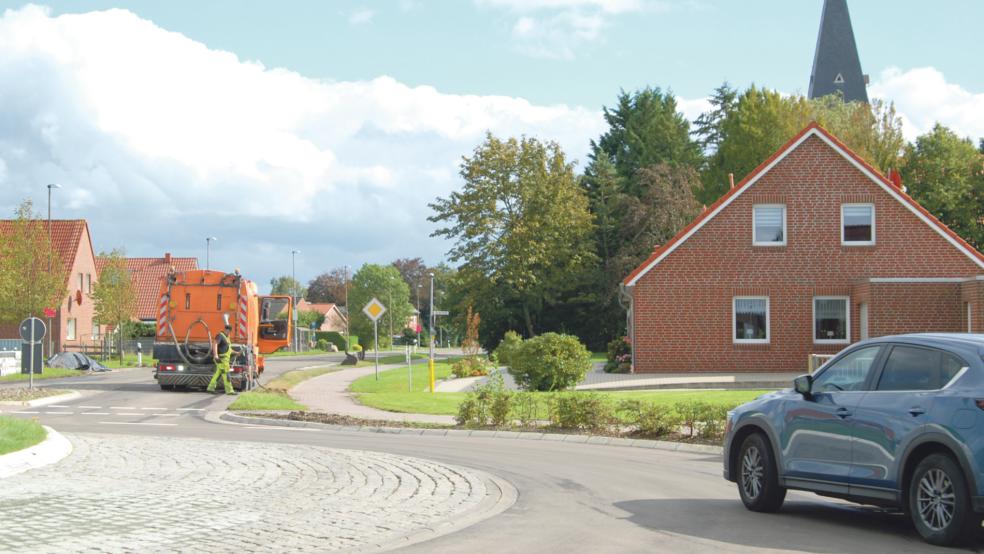 Die Fahrbahn des Kreisels in Möhlenwarf wurde mittlerweile neu asphaltiert, damit ist der Kreisel für Schulbusse in Richtung Alte Bahnhofstraße wieder passierbar.  © Foto: Hoegen