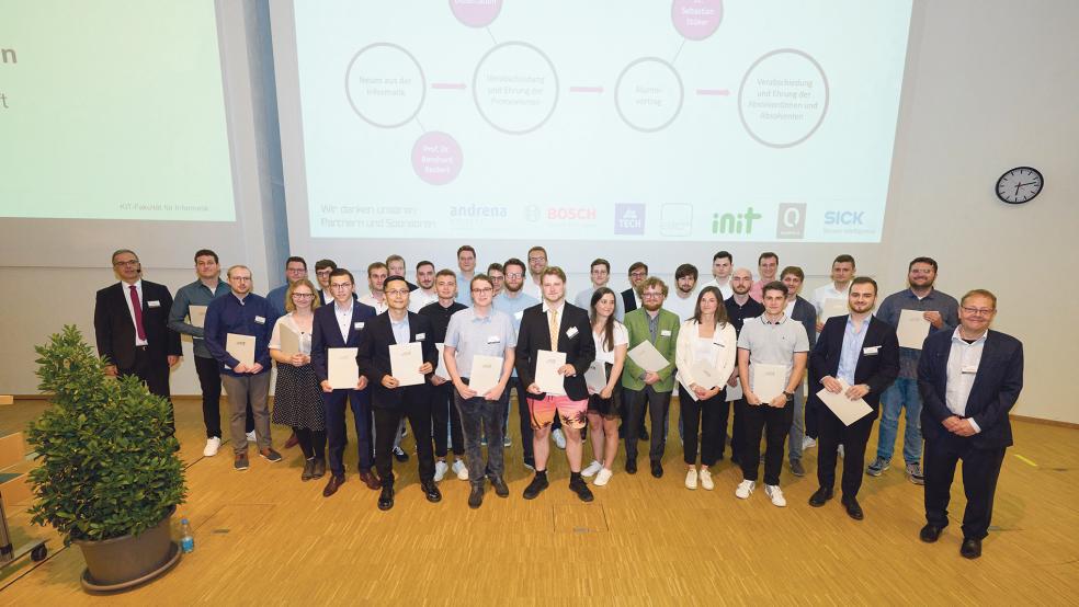 Aus dem Kreise seiner Mitstudenten stach Tim Schmidt (Bildmitte) bei seiner Verabschiedung nach dem Studium am Karlsruher Institut für Technologie heraus: Er trug Bermuda-Shorts.  © Foto: privat