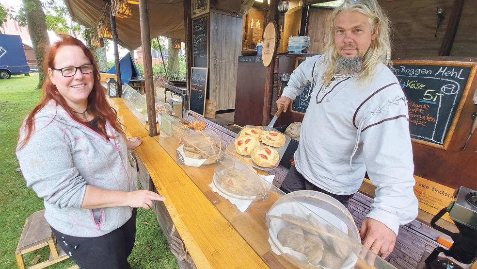 Jens Techentin und Monja Nicklisch aus Bremen freuen sich auf viele Mittelalter-Fans auf dem Michaelismarkt in Weener. © Foto: Szyska