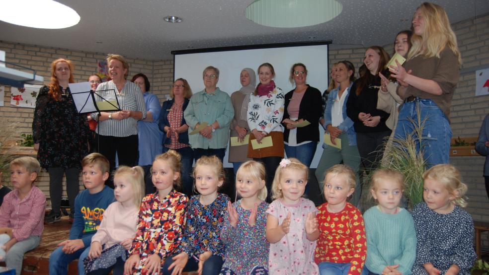 Natürlich hat auch der Chor des Kindergartens, im Vordergrund, die Jubiläumsfeier heute mitgestaltet. Links im Bild Leiterin Gesine Roskam. © Hoegen