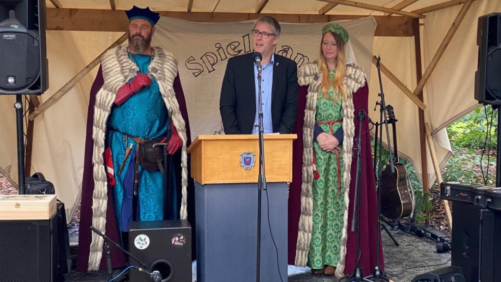 Flankiert von Markgraf Häuptling Milosh und Markgräfin Jenni eröffnete Bürgermeister Heiko Abbas heute den 515. Michaelismarkt in Weener. © Kuper