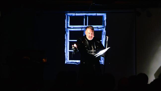 Der schwarze Prophet singt - und das Publikum erstarrt