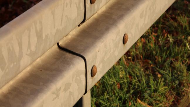 Autofahrer rammt Schutzplanke am Buschfelder Sieltief