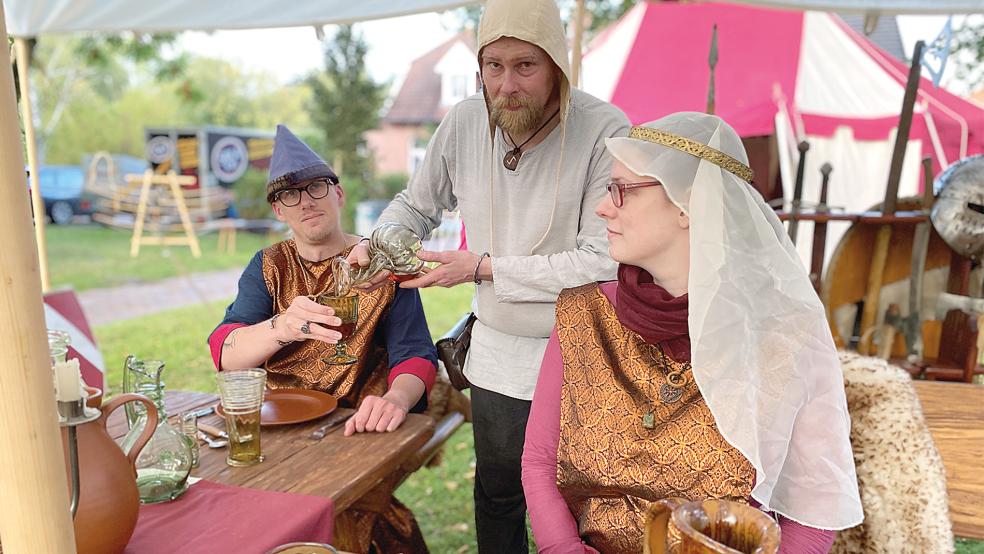 Das »Haus Torum« aus Bunde war mit Eppo von Hooghe Bunde (Michael Haas), einem Mundschenk (Frank Harmann) und Algea von Hooghe Bunde (Julia Scholten) im Heerlager vertreten.  © Kuper