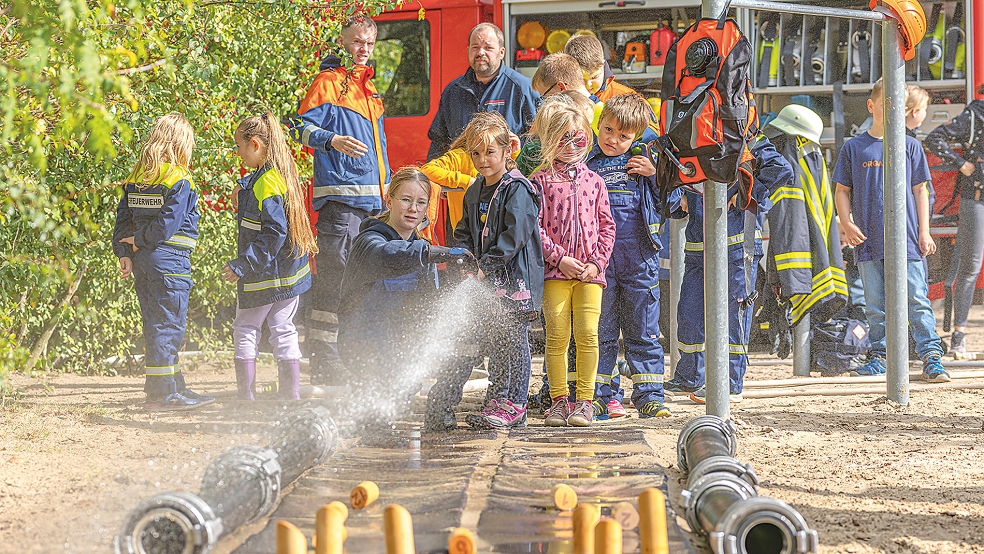 Bei Wasserspielen mit der Feuerwehr hatten am Nachmittag auch die Kindergartenkinder ihren Spaß.  © Foto: Jungeblut