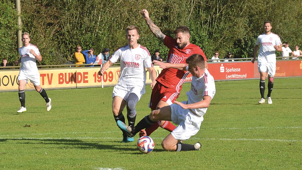 Unter Bedrängnis von TuRas Nico Bohlen (weißes Trikot, grätschend) kann Bundes Markus Winkler in dieser Szene den Ball auf und sogar ins das Tor bringen. Es war das 2:0.  © Foto: Born